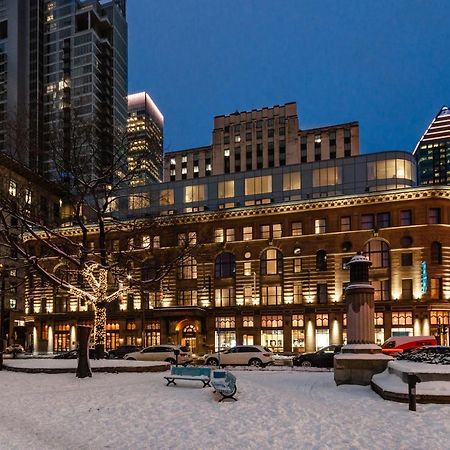 Hotel Birks Montreal Exterior photo The Eaton's Building at night