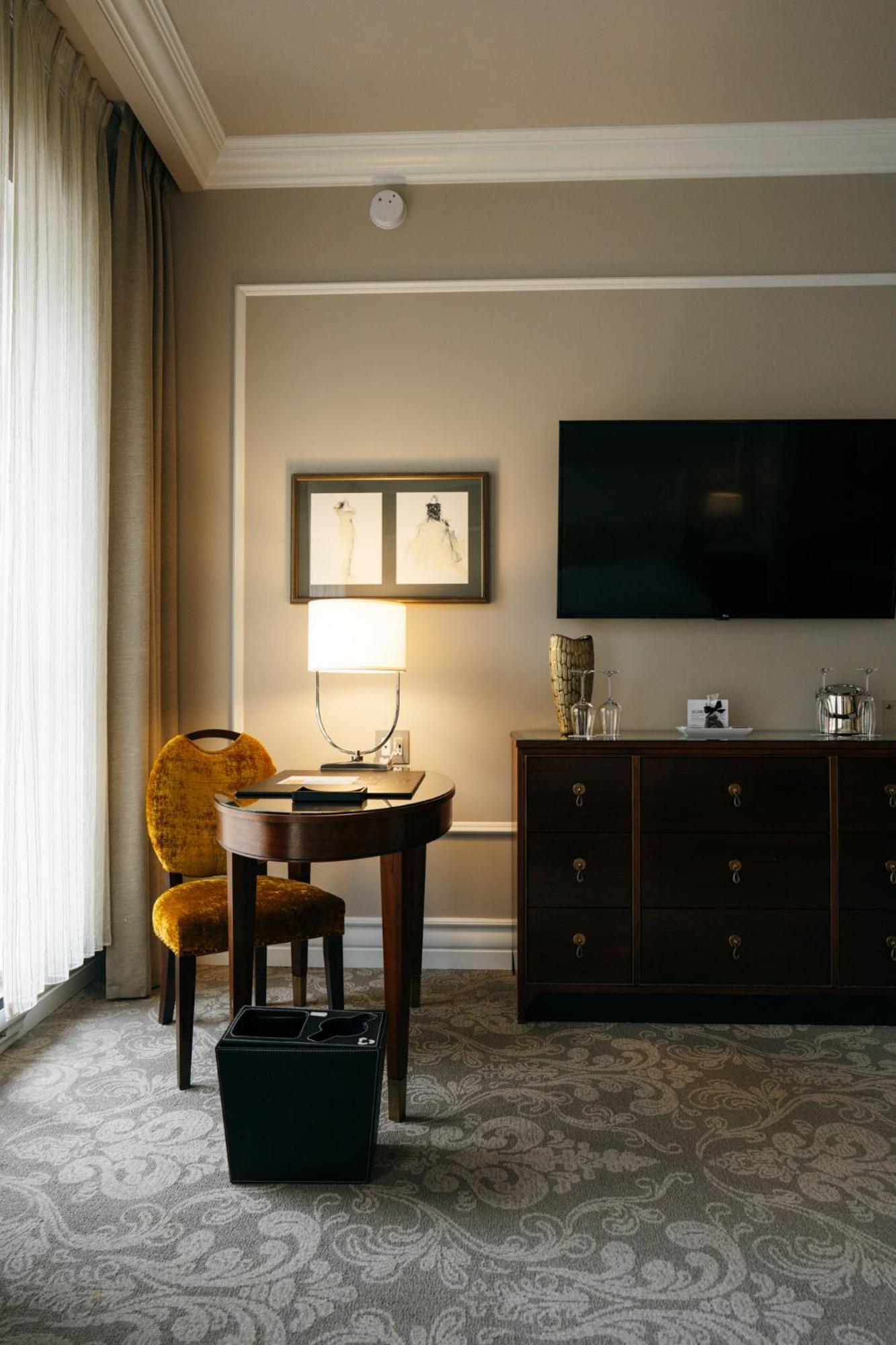 Hotel Birks Montreal Exterior photo A room at the Hotel de Ville