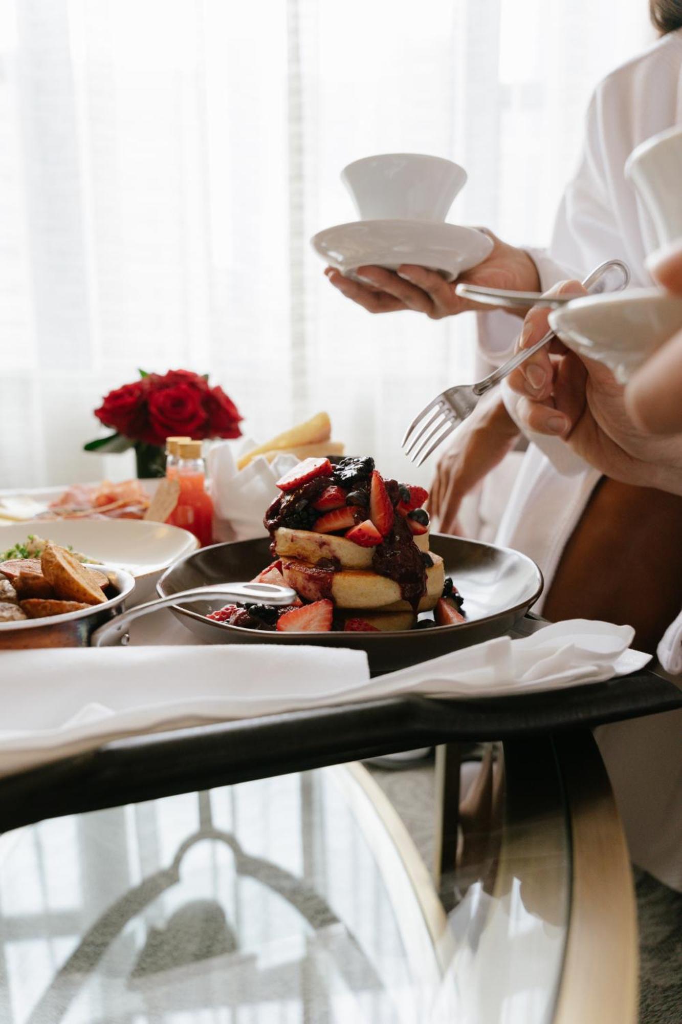 Hotel Birks Montreal Exterior photo A woman eating a dessert
