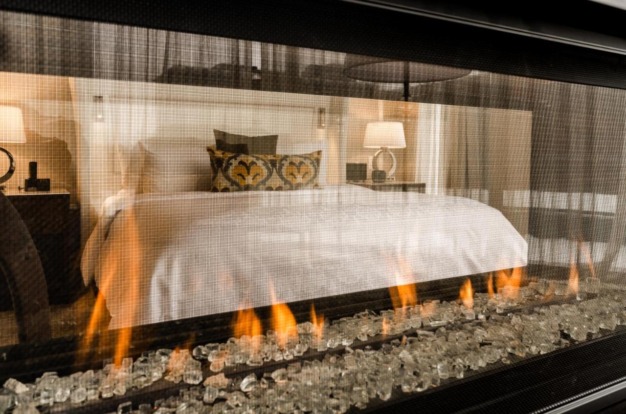 Hotel Birks Montreal Exterior photo A fireplace with a glass screen