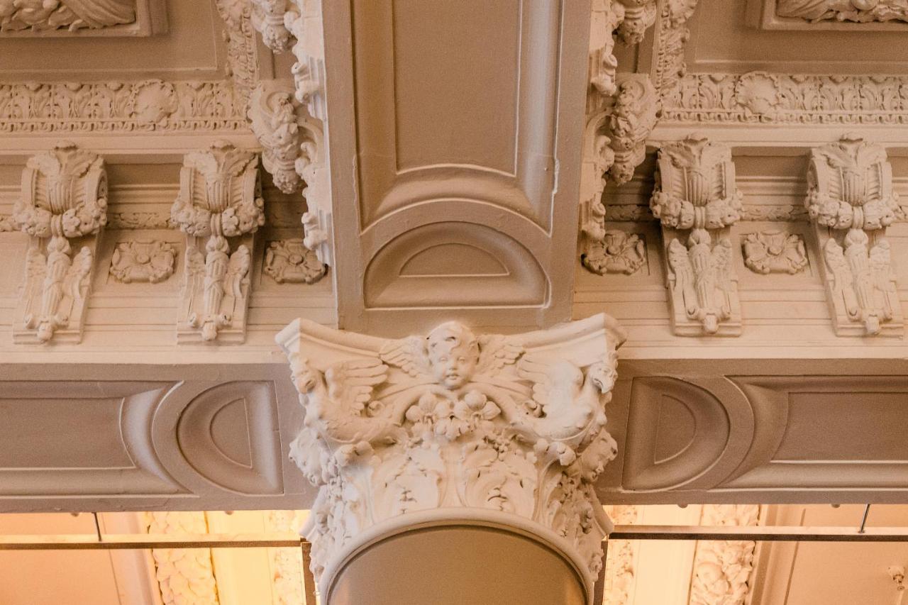 Hotel Birks Montreal Exterior photo A corbel